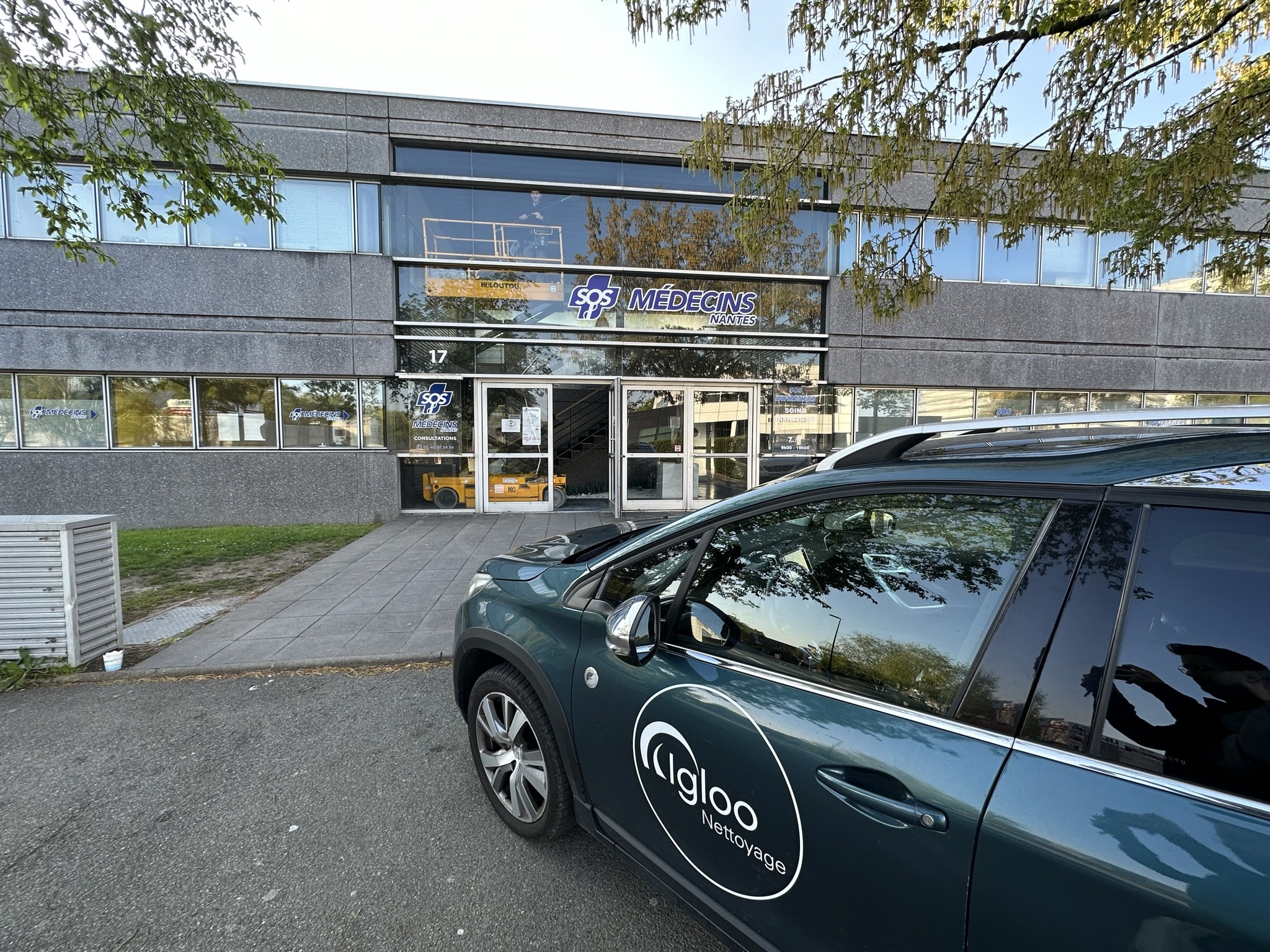 Nettoyage de surfaces vitrées entreprises à Nantes par igloo Nettoyage